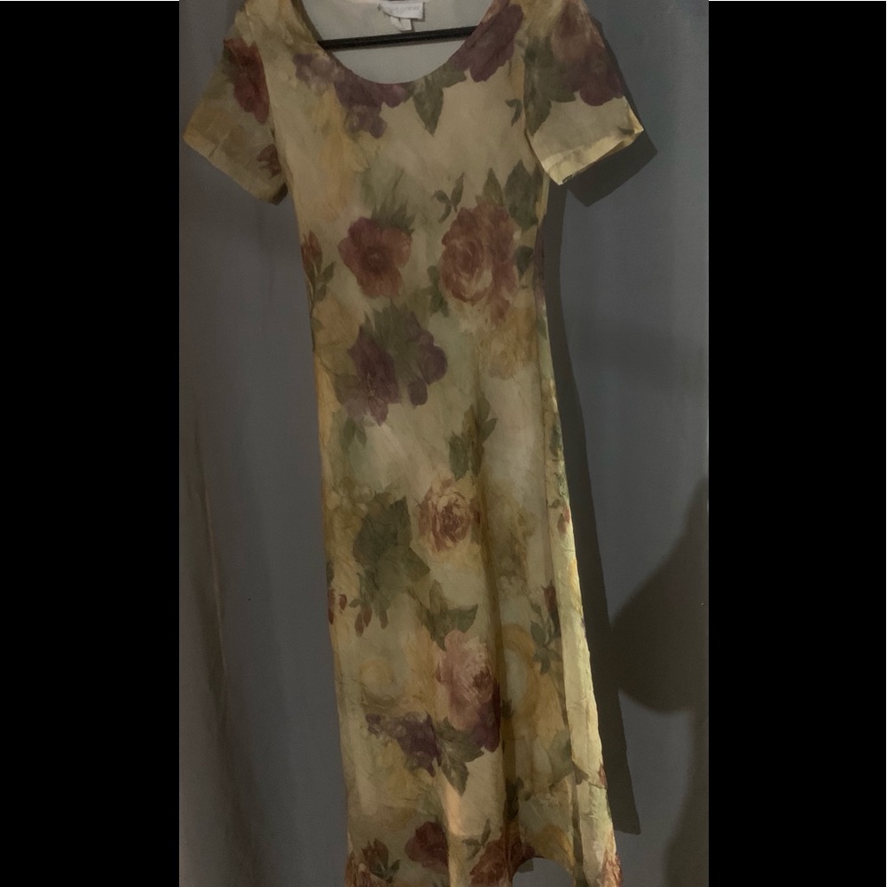 Beautiful dress with a slight crinkly fabric.